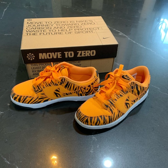 Nike Dunks Orange/Black Tiger Size 2.5 Little Kids - Picture 3 of 6